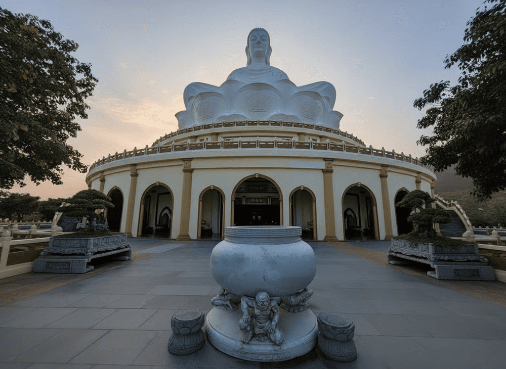 Khu vực chân tượng Phật